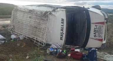 Urfa'dan Eskişehir'e gitmekte olan minibüs takla attı