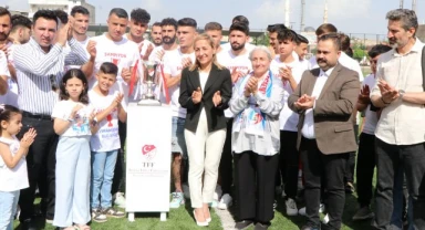 Viranşehir Belediyespor kupasını aldı