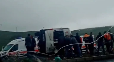 Yoldan çıkan minibüs yan yattı: 1 ölü, 13 yaralı