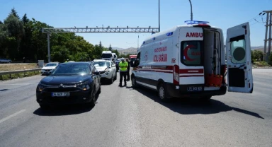 Hızını alamadı, trafik ışıklarında bekleyen araca çarptı: 6 yaralı