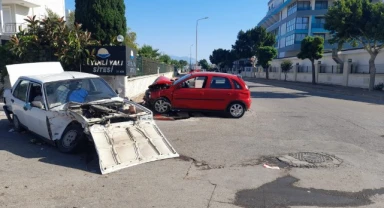 İki otomobil kafa kafaya çarpıştı: 2 yaralı