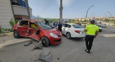 Karabük'te iki otomobil çarpıştı: 5 yaralı