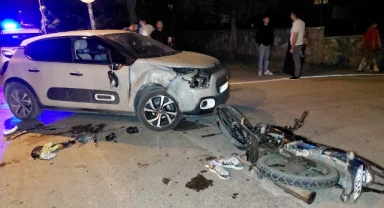 Motosiklet ile otomobil çarpıştı: 1'i ağır 2 yaralı