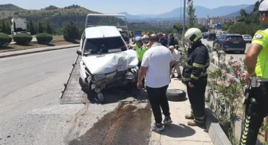 Otomobil aydınlatma direğine çarpıp devrildi: 1 yaralı