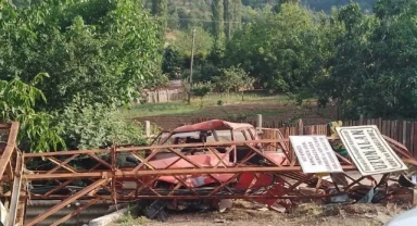 Otomobil elektrik direğine çarptı: 2 ağır yaralı