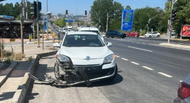 Otomobil yolun karşısına geçmek isteyen araca çarptı: 5 yaralı