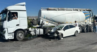 Tanker ile otomobil çarpıştı: 1’i ağır 2 yaralı