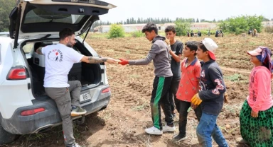 Urfalı tarım işçisi çocuklara Adana'da gülümseten lezzet ikram edildi!