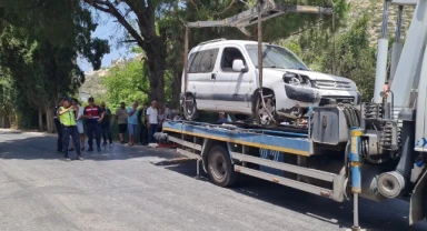 Araca çarpan motosikletteki 2 genç hayatını kaybetti