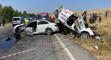 İki otomobil kafa kafaya çarpıştı: 3 ölü, 1 yaralı