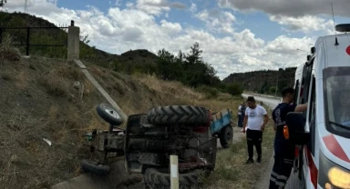 Kontrolden çıkan traktör devrildi, sürücü yaralandı