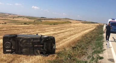 Otomobil tarlaya devrildi: 1'i çocuk 3 yaralı