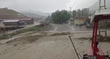 Şiddetli yağış seli beraberinde getirdi