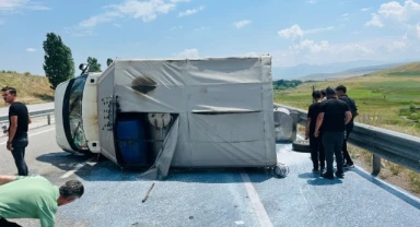 Süt toplama aracı kaza yaptı, yüzlerce litre süt yola döküldü