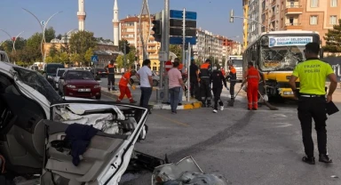 Yolcu otobüsü ile hafif ticari araç çarpıştı: 10 yaralı