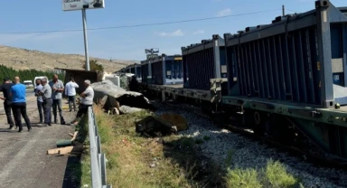 Yük treni ile hafriyat kamyonu çarpıştı: 1 ölü, 3 yaralı