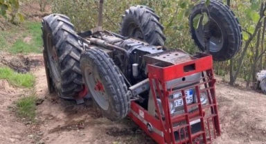 Devrilen traktörün altında kalan sürücü ağır yaralandı