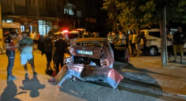 Hafif ticari aracın çarpıp kaçtığı otomobildeki 1 kişi yaralandı