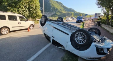 Kaldırıma çarpan otomobil takla attı: 1 yaralı