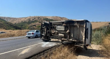 Kontrolden çıkan hafif ticari araç yan yattı: 2 yaralı