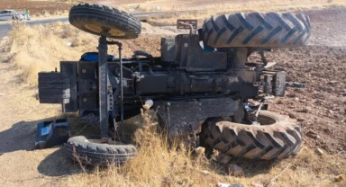 Mardin'de traktör devrildi: 1 yaralı