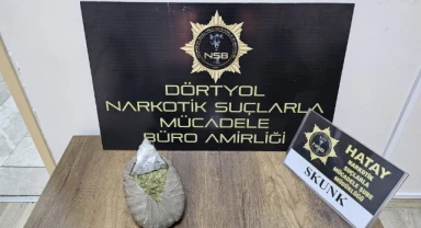 Motosikletli şahsın aracından ve üstünden skunk çıktı