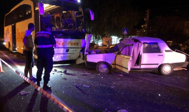 Otobüs karşı şeride geçip otomobile çarptı: 1 ölü