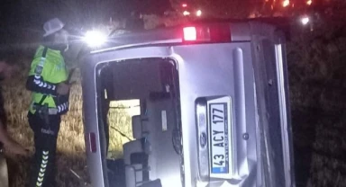 Yoldan çıkan hafif ticari araç tarlaya devrildi: 1 ölü, 1 yaralı