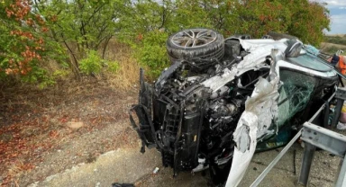 Bariyere çarpan otomobil yan yattı: 4 yaralı