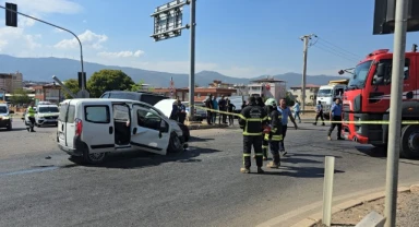 Hafif ticari araç ile minibüs çarpıştı: 4 yaralı