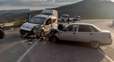 Karşı şeride geçip kaza yaptı: 3 yaralı