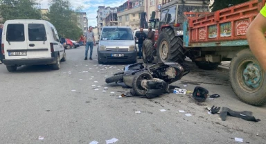 Motosiklet ile hafif ticari araç çarpıştı: 1'i ağır 2 yaralı