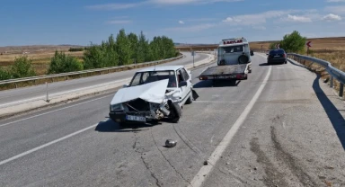 Otomobil karşı şeride geçip bariyerlere çarptı: 2 yaralı