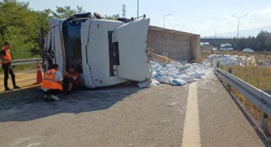 Otoyolda çimento yüklü tır devrildi