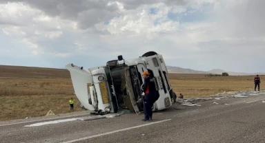 Şarampole devrilen tır hurdaya döndü: 1 yaralı