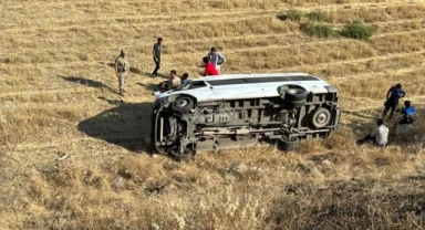 Servis aracı ile taksi çarpıştı: 3'ü ağır 6 yaralı