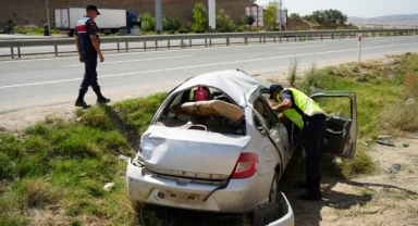 Takla atan otomobil hurdaya döndü: 3 yaralı