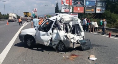 TEM'de feci kaza, araç kağıt gibi ezildi: 1'i ağır, 2 yaralı