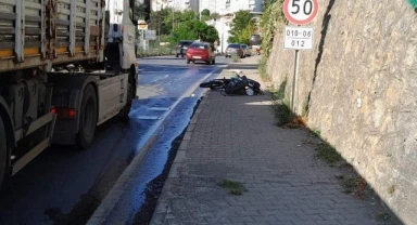 Tırın çarptığı motosiklet sürücüsü öldü, ağabeyi yaralı