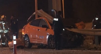 Ankara'da ticari taksi bariyerlere saplandı! Sürücü can verdi