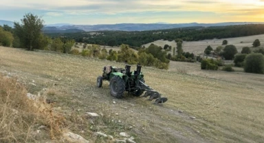 Devrilen traktörün altında kalan çiftçi hayatını kaybetti