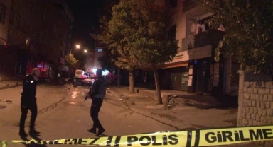 Eşinden ayrılan şahıs, evi ateşe verip tüm eşyaları sokağa attı