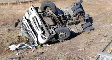 Gaziantep'te devrilen tırın sürücüsü hayatını kaybetti