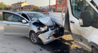 Kamyonete çarpan otomobilin sürücüsü ağır yaralandı