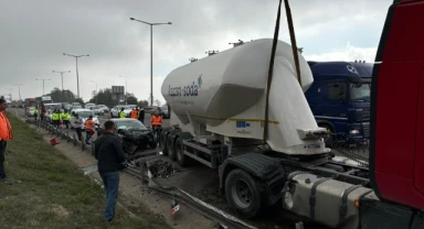 Karşı şeride geçen tanker ortalığı karıştırdı: 2 yaralı