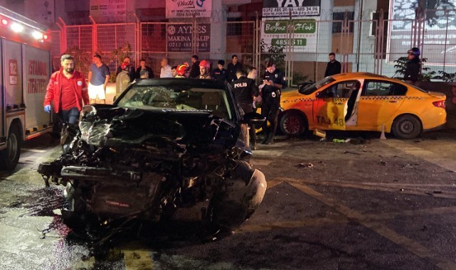 Kırmızı ışık ihlali yapan taksi otomobille çarpıştı: 10 yaralı