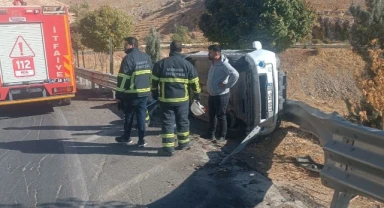 Mardin'de hafif ticari araç devrildi: 1 yaralı