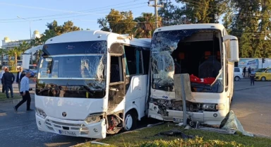 Otel çalışanlarını taşıyan servis araçları çarpıştı: 13 yaralı