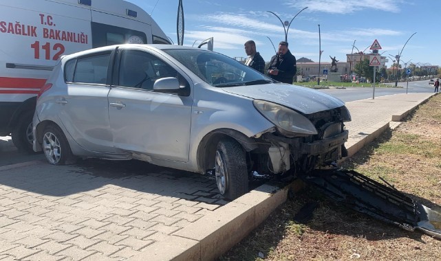 Otomobil karşı şeride geçerek kaldırıma çıktı: 1 yaralı