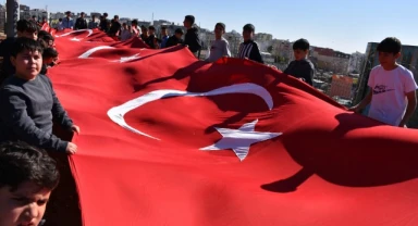 Şanlıurfa'da cumhuriyetin 101. yılında 101 öğrenci dev bayrakla kaleye çıktı